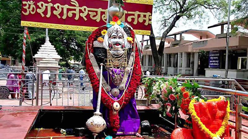 मंदिर – शनि शिंगणापुर: शनि देव को समर्पित ये मंदिर महाराष्ट्र प्रांत के अहमदनगर जिले के शिंगणापुर गाँव में स्थित है जो शिरडी से 65 किलोमीटर की दूरी पर है।