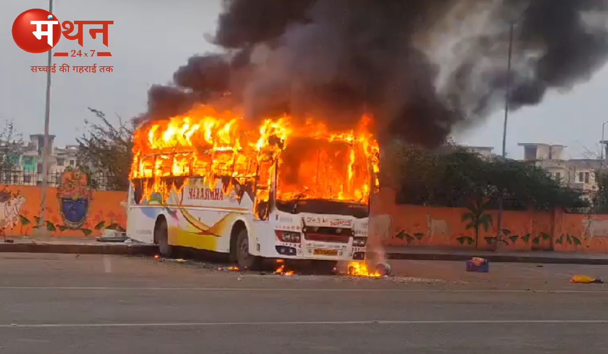 एक बीड़ी की आग ने पूरी बस को किया राख, महाकुंभ से श्रद्धालुओं को लेकर लौट रही बस धू-धू कर जली, 1 की मौत और कई झुलसे।